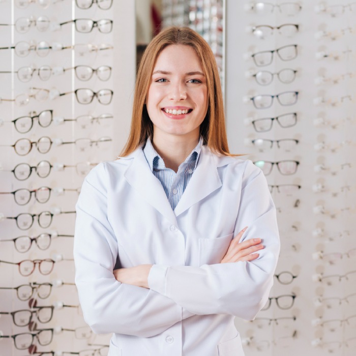 Opticienne souriante dans un magasin de lunettes